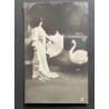 CARTE POSTALE CPA VOYAGÉE FRANCE FEMME OMBRELLE CYGNE OLD CARD 0063