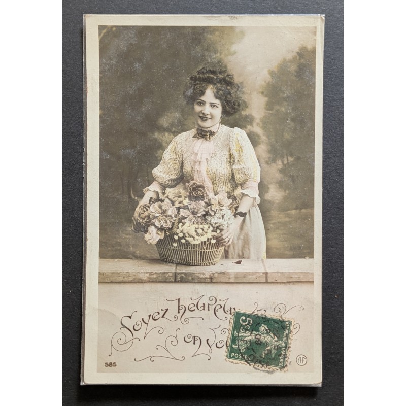CARTE POSTALE CPA PLASTIFIÉE VOYAGÉE FRANCE FEMME FLEURS OLD CARD 0068