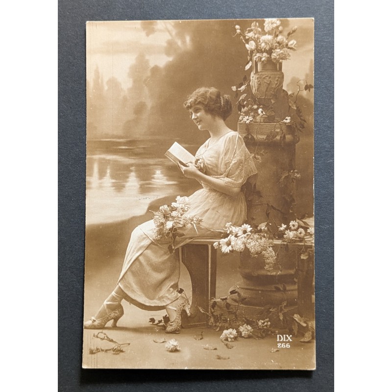 CARTE POSTALE CPA FRANCE FEMME QUI LIT AU BORD DU LAC LIVRE FLEURS OLD CARD 0078