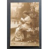 CARTE POSTALE CPA FRANCE FEMME QUI LIT AU BORD DU LAC LIVRE FLEURS OLD CARD 0078